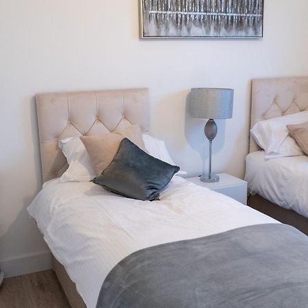 Ferienwohnung Lovely 2 Bed Penthouse In Loughton Central Location Exterior foto