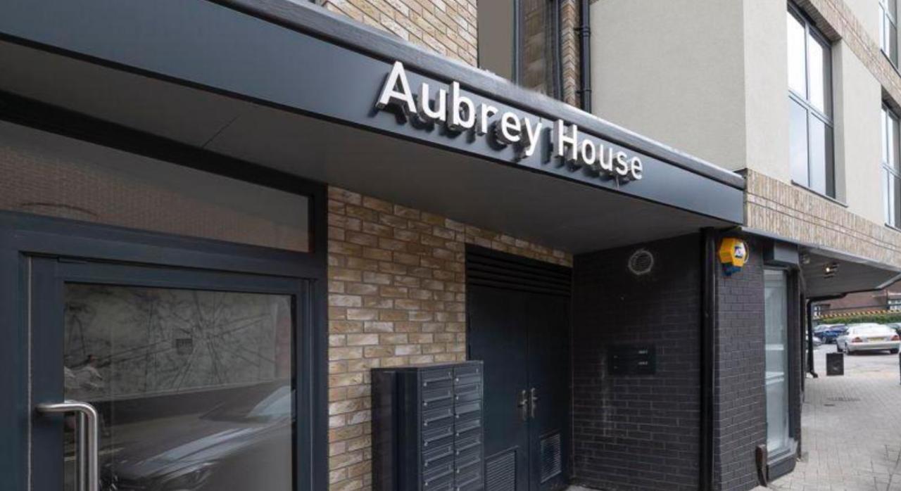 Ferienwohnung Lovely 2 Bed Penthouse In Loughton Central Location Exterior foto